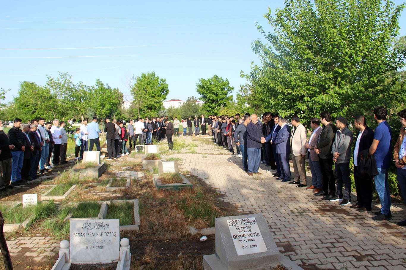 Şehid Yasin Börü ve arkadaşları kabirleri başında anıldı Şehid Yasin Börü ve arkadaşları kabirleri başında anıldı